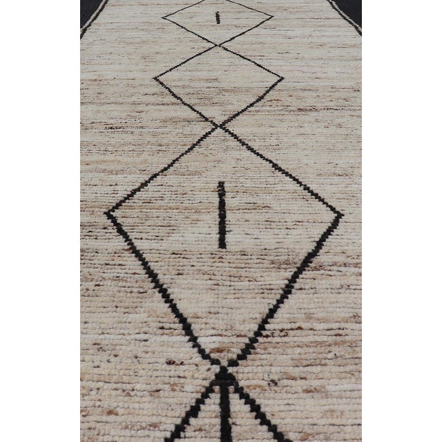 Early 21st Century Modern Tribal Runner With Sub-Geometric Diamond Design in Cream and Brown 3'4 X 9'6 For Sale - Image 5 of 10