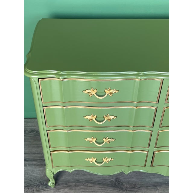 1970s French Provincial Green Lacquered Dresser of Twelve Drawers For Sale In Miami - Image 6 of 18