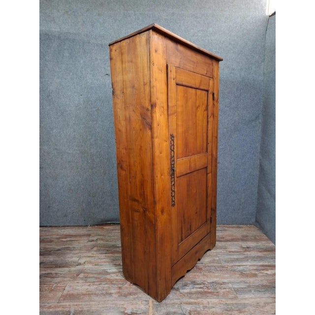 Rustic Solid Wood Wardrobe/Clothesier – 18th Century – Fir Beautiful antique solid wood wardrobe with rustic and authentic...