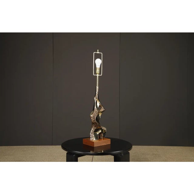 Laurel Lamp Company Brutalist Cast Brass and Walnut Table Lamp by Laurel, Usa, 1970s For Sale - Image 4 of 18