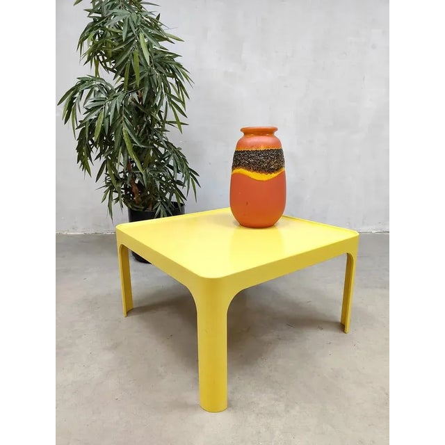 Color up your room! With this crazy yellow vintage design coffee table in Space Age style. Period: 70s. A design by the...