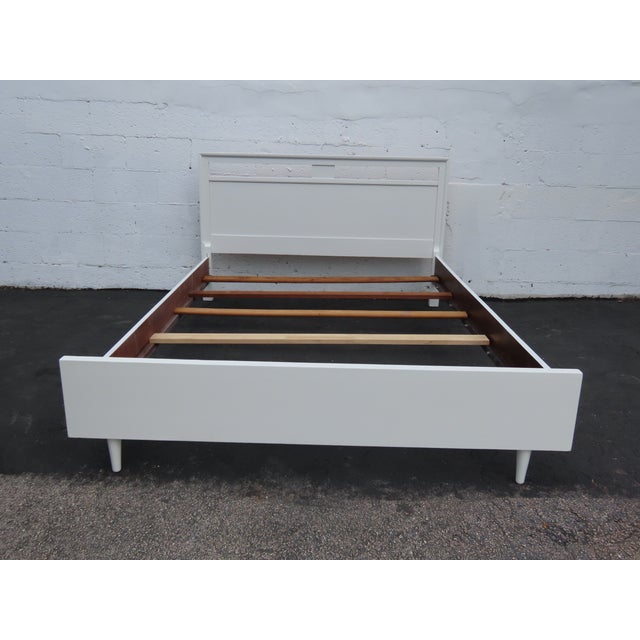 Wood Mid Century Modern Painted White Full Size Bed 6574 For Sale - Image 7 of 12