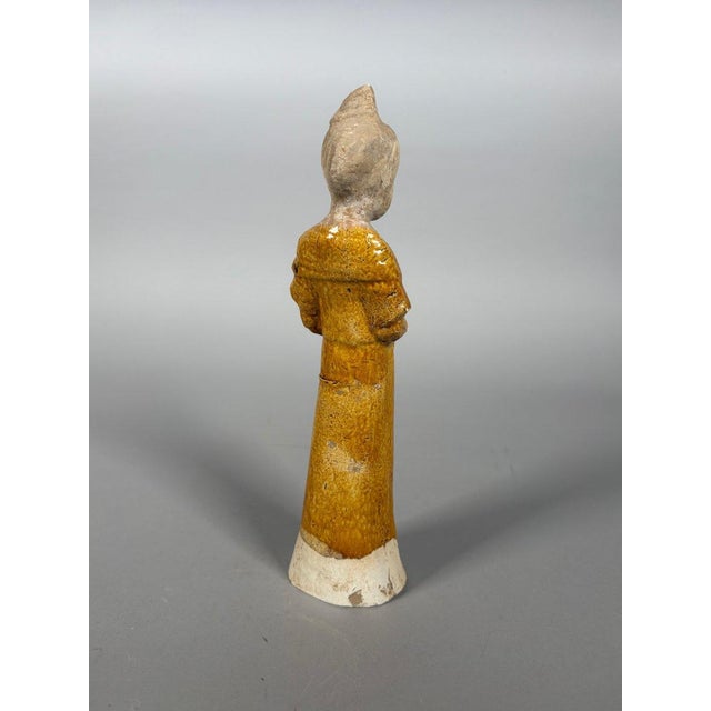 15th Century & Earlier Sculpture of a Mingqi court lady, China, Tang Dynasty (618-907) For Sale - Image 5 of 6