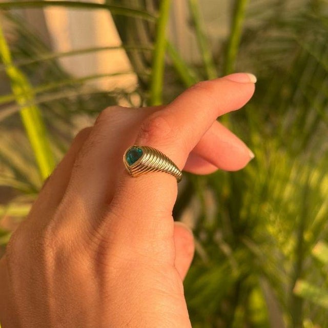 Ridged Heart-Cut Emerald Pinky Ring in 14k Yellow Gold Size 6.5 For Sale In New York - Image 6 of 18