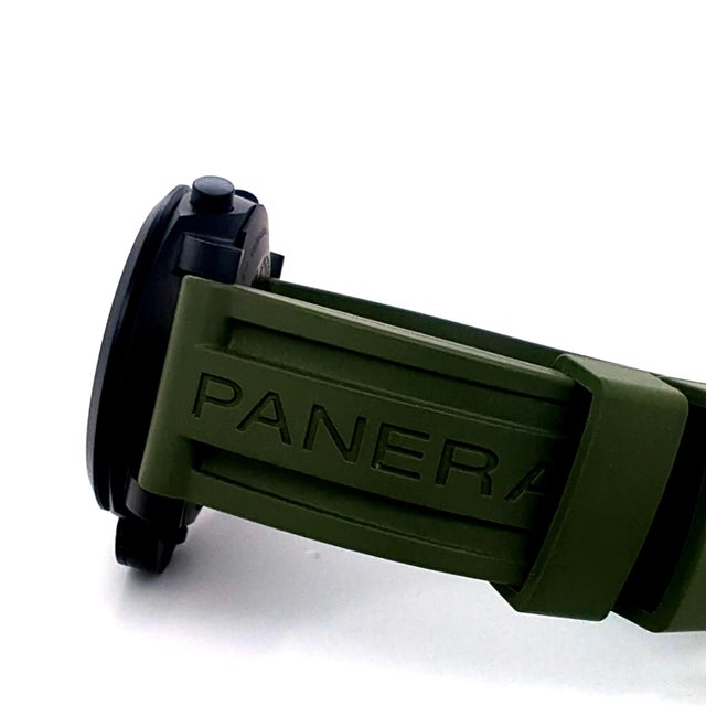 Panerai Luminor Chronograph Carbotech 44mm – Navy SEALs Edition Elevate your collection with this rare and exceptional...
