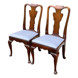 1970s Statton Traditional Queen Anne Oldtowne Cherry Dining Chairs - A Pair For Sale
