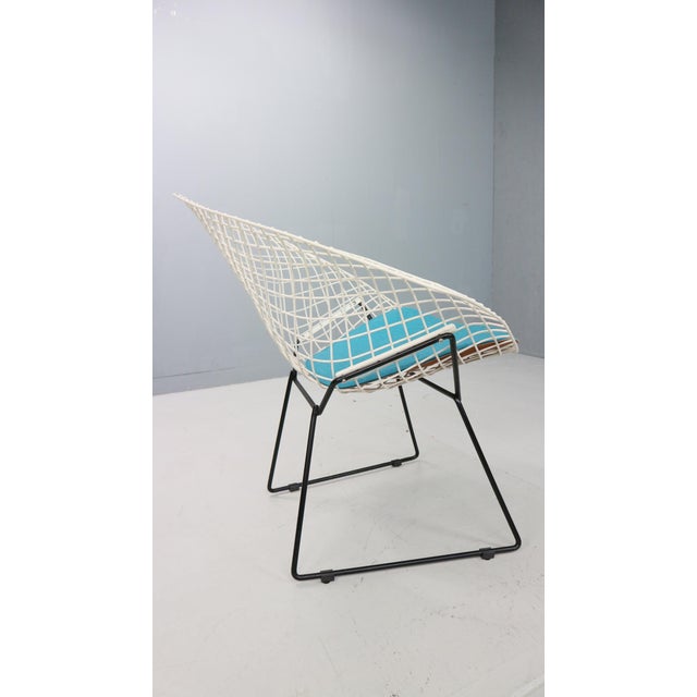 An old and original Diamond Chair, designed by Harry Bertoia. U.S.A., Knoll International, 1960s The Bertoia Diamond...