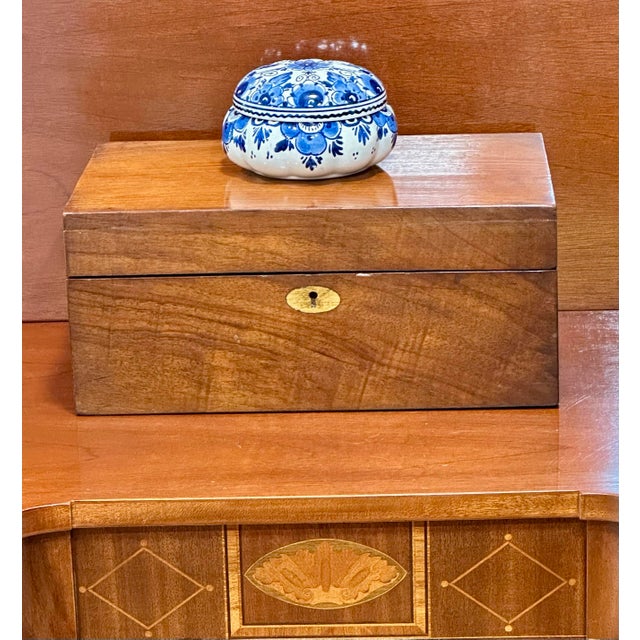 Traditional Mid 20th Century Dutch Delft Blue & White Hand-Painted Covered Trinket Box For Sale - Image 3 of 9