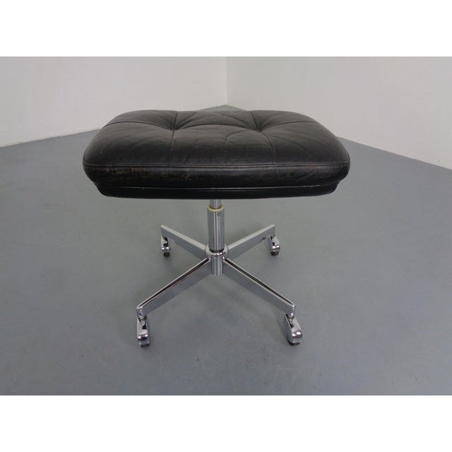 A leather stool from the 1960s, with wheels and adjustable height. Height 50-62 cm.