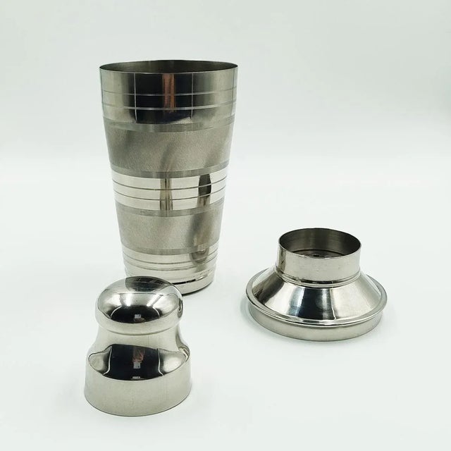 1970s Cocktail shaker in stainless steel. Made in USA. It's in excellent condion. Dimension: diam 3.5 x 9.25 H inches diam...