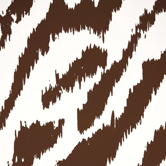 Contemporary Sample - Schumacher Quincy Wallpaper in Cocoa For Sale - Image 3 of 4