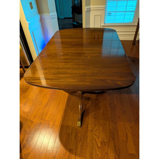 This elegant Henkel Harris dining table, is crafted from rich mahogany. A hallmark of Henkel Harris's known craftsmanship...