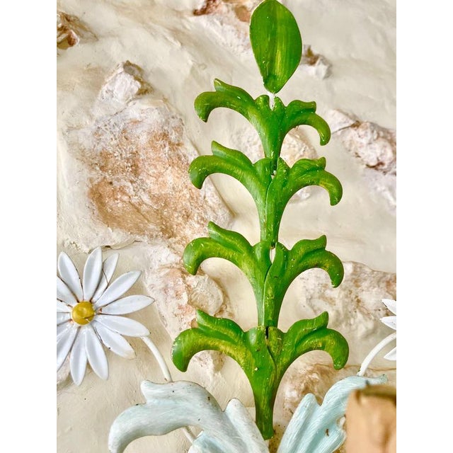 Hollywood Regency Floral Daisy Wall Lights in Hand-Painted Tole Metal, Italy, 1960s, Set of 2 For Sale - Image 3 of 9