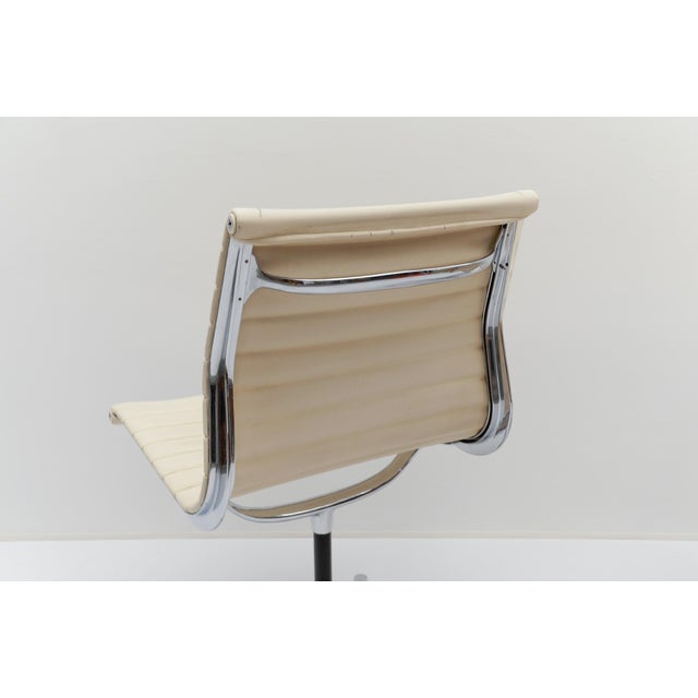 Vintage EA 105 Aluminum Chairs by Charles & Ray Eames for Vitra, 1970s, Set of 2 For Sale - Image 9 of 18