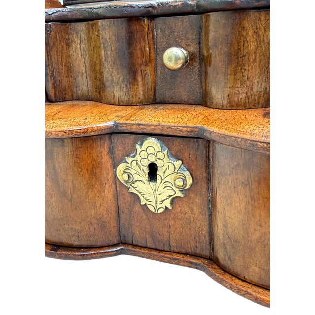 Queen Anne Dressing Table Mirror in Walnut, 1710 For Sale - Image 12 of 15
