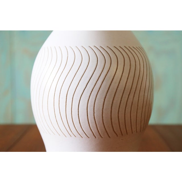 Gordon & Jane Martz 1960s Gordon and Jane Martz M197 Lamp for Marshall Studios White Wavy Tan Stripes 30" For Sale - Image 4 of 9