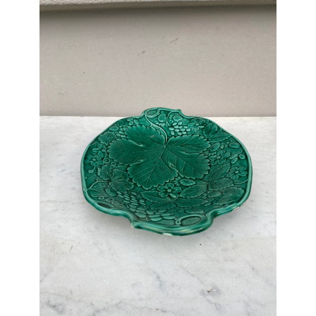 Victorian 19th Century English Green Majolica Strawberry Platter For Sale - Image 3 of 8
