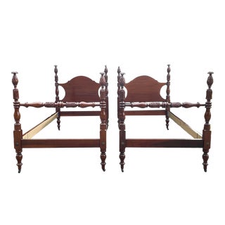 Pineapple Top Mahogany Vintage Twin Beds - a Pair For Sale
