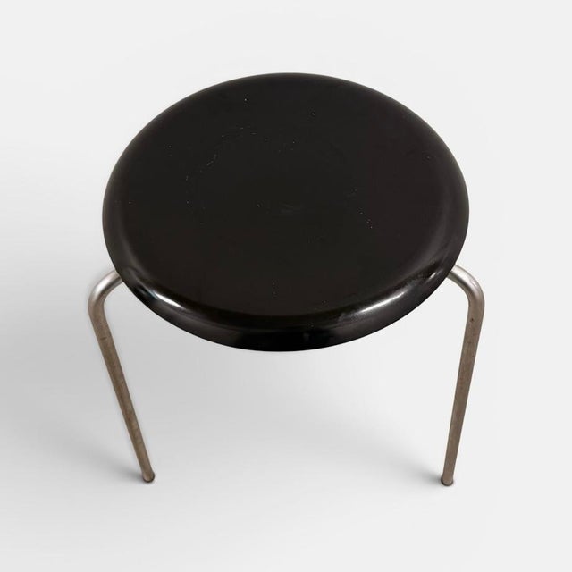 Mid-Century Modern Early 3-Legged Stool by Arne Jacobsen for Fritz Hansen For Sale - Image 3 of 9