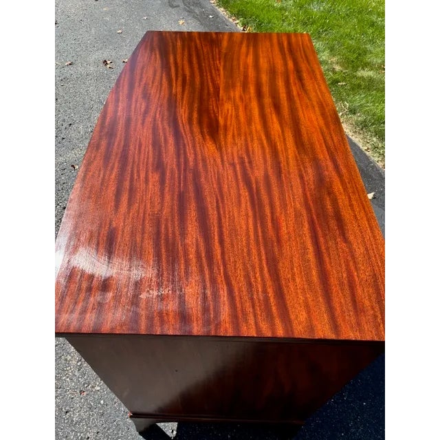 This is a well proportioned bow front mahogany chest of drawers. The chest has graduated drawers with satinwood handing...