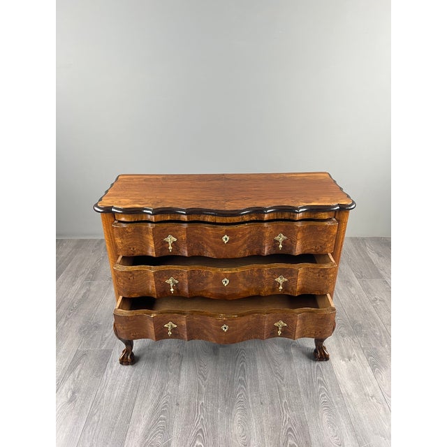 20th Century Louis XV Chest of Drawers in Walnut Burl Veneer For Sale - Image 5 of 12