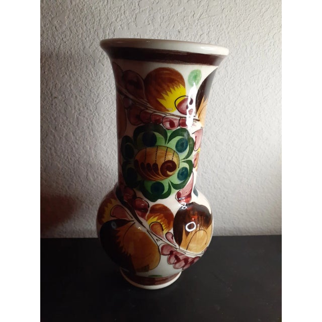 1990s Tonala Mexican Folk Art Fluted Vase For Sale In Dallas - Image 6 of 7