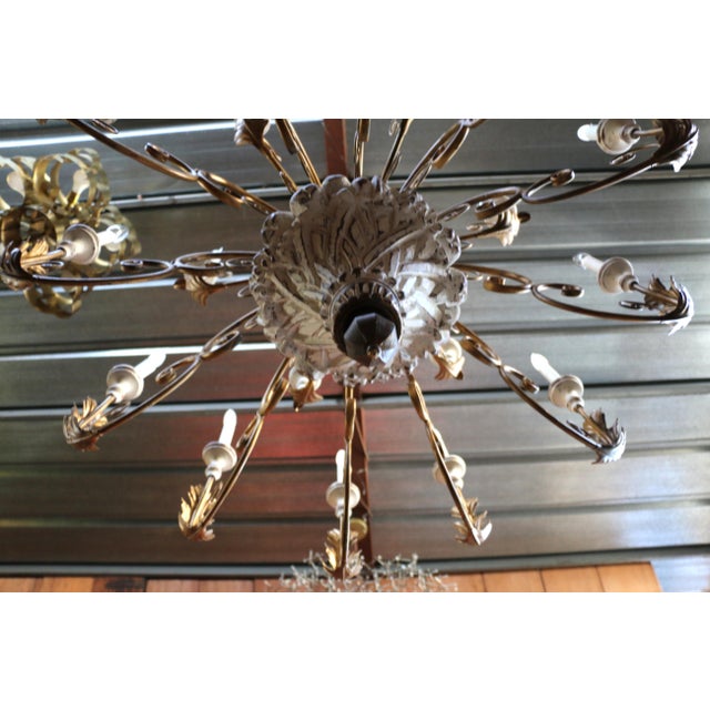 1970s Italian 18-Light Carved Wood & Gilt Metal Chandelier For Sale - Image 11 of 18