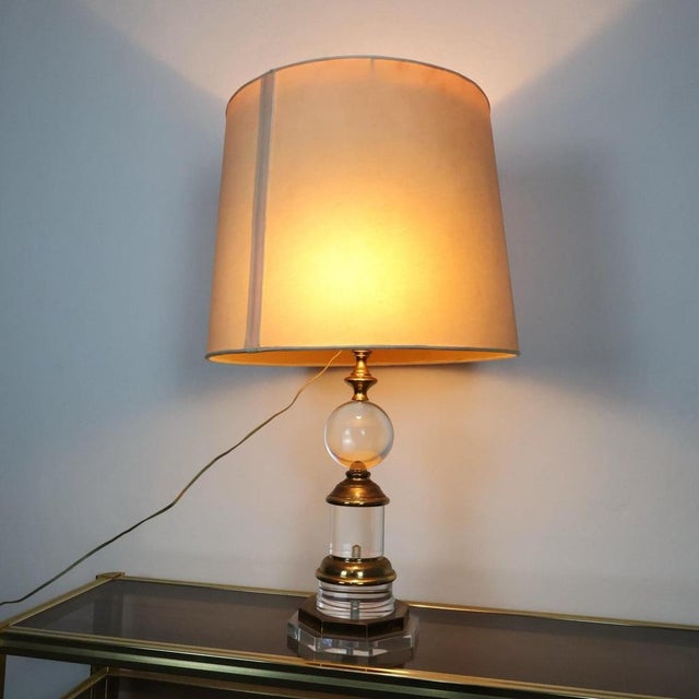 Modernist Hollywood Regency Lamp in Acrylic and Brass, 1970s For Sale - Image 13 of 15