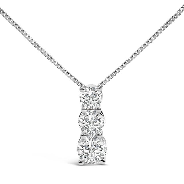 Immerse yourself in the elegance of this 14K white gold necklace, where three lab-grown diamonds align vertically in a...