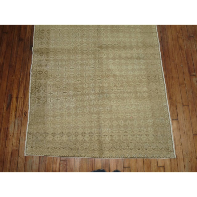 Mid 20th Century Neutral Mid 20th Century Turkish Rug - 4'3" x 6'8" For Sale - Image 5 of 5