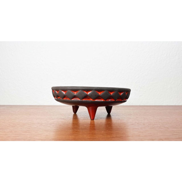 Mid-Century Modern Danish Studio Pottery Orange Tripod Bowl from Frank Keramik, 1960s For Sale - Image 4 of 12