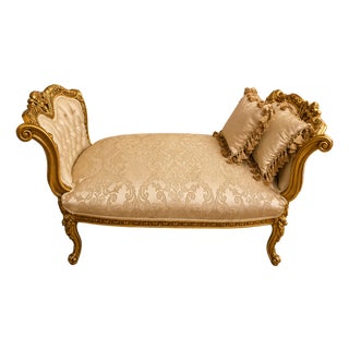 French Louis XV Gold Leaf Bench – White & Beige Damask Upholstery With Accent Cushions For Sale