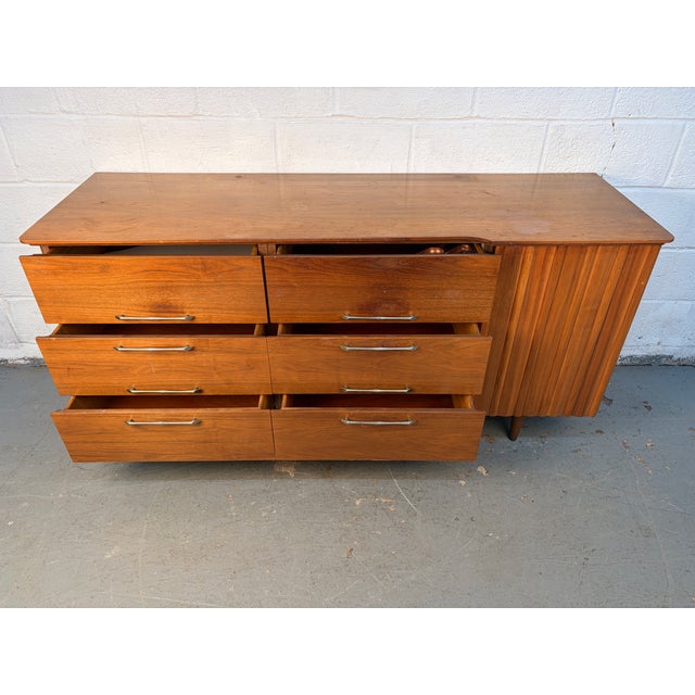 Brown Mid 20th Century Modern Walnut Lowboy Dresser by Young Mfg., Attributed For Sale - Image 8 of 16