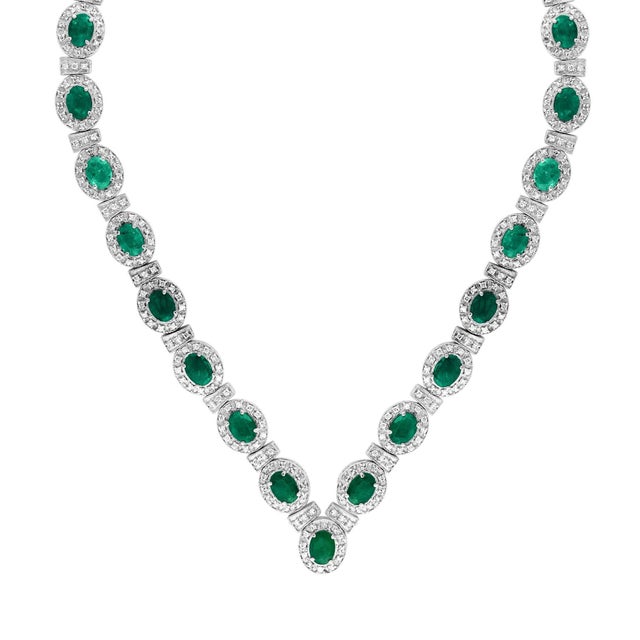 28 Carat Oval Shape Natural Emerald & 5 Carat Diamond Necklace in 14 Karat Gold For Sale - Image 4 of 18