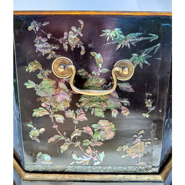 Regency Period Chinese Export Black Lacquer Jardinière With Mother-of-Pearl Inlay on Stand, Circa 1810 For Sale In New York - Image 6 of 17
