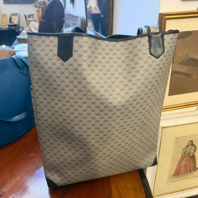 1990s 20th Century Gucci Navy Leather and Microguccissima Monogram Canvas Tote Bag For Sale - Image 5 of 18