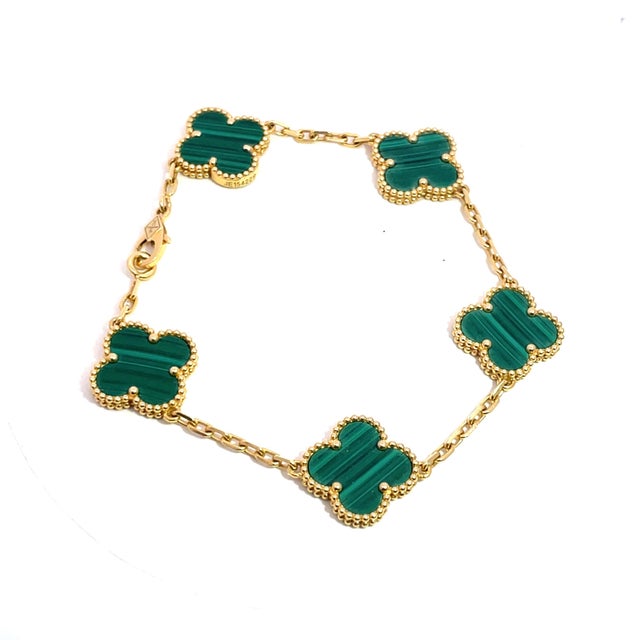 Modern Vca 18k Yellow Gold Malachite Alhambra Bracelet For Sale - Image 3 of 9