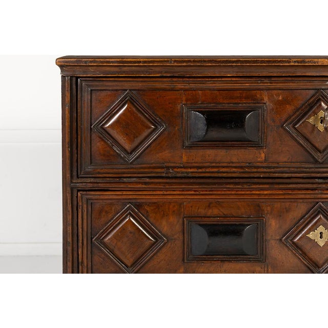 Early 18th Century Italian Walnut Chest of Drawers For Sale - Image 3 of 11