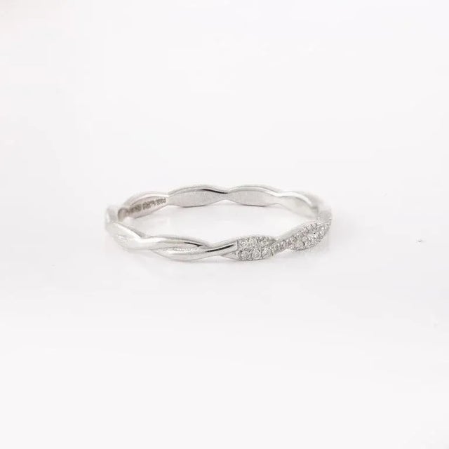 Modern Stackable 18k Solid White Gold Diamond Twisted Band Ring Size 7 For Sale In New York - Image 6 of 8