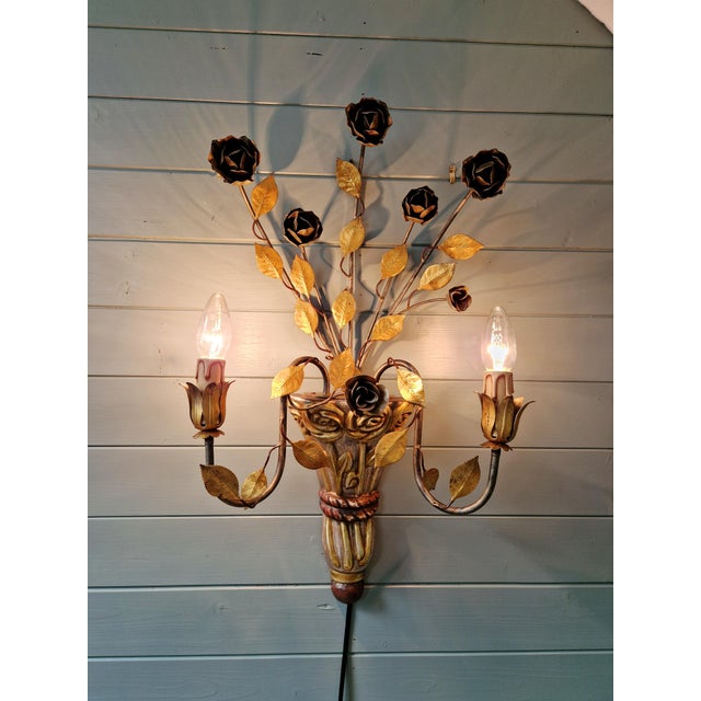 Large Florentine wall sconce from the 1960s-70s, in the Hollywood Regency style, featuring a polychrome carved wooden vase...