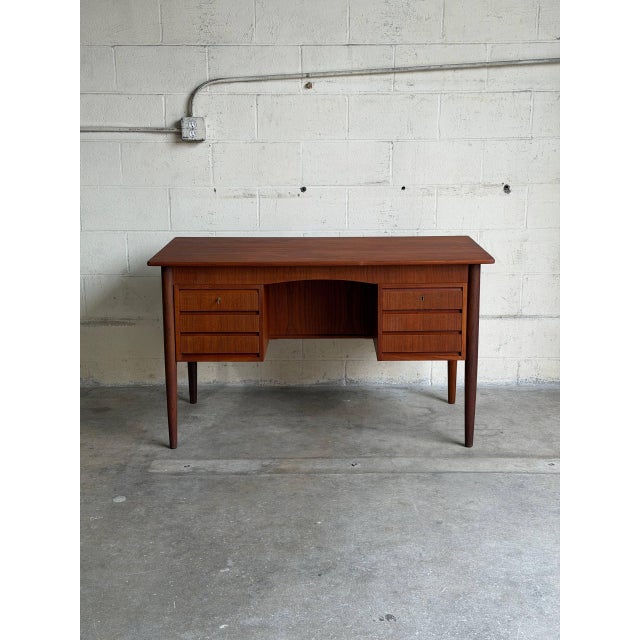 This vintage freestanding executive workstation features an expansive rectangular top paired with dual drawer pedestals...