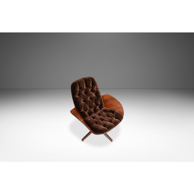 Mid-Century Modern Rare Mid-Century Modern "Mrs." Lounge Chair in Walnut & Original Vinyl Attributed to George Mulhauser for Plycraft, Usa, C. 1960s For Sale - Image 3 of 18