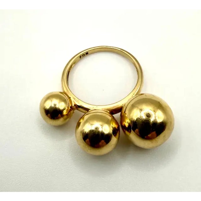 Modernist Triple Sphere Ring in 18k Yellow Gold For Sale In New York - Image 6 of 7