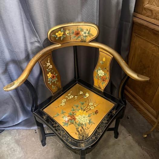 Mid 20th Century Vintage Japanese Gilt Lacquered Hand Painted Corner Chair For Sale In New York - Image 6 of 8