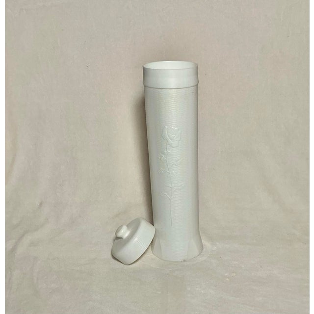 1970s Vintage Mid-Century Breamco Toilet Paper Storage Canister White Blow Mold Plastic For Sale - Image 5 of 12