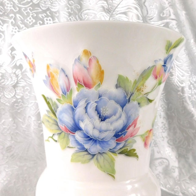 1970s John Aynsley & Sons White Floral Footed Vase in Celeste For Sale - Image 4 of 8