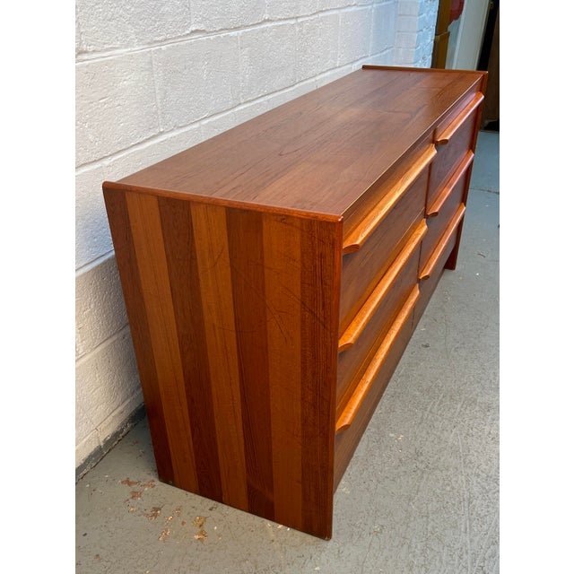 Vintage Danish Six-Drawer Teak Dresser W/ Sculpted Handles For Sale In New York - Image 6 of 11