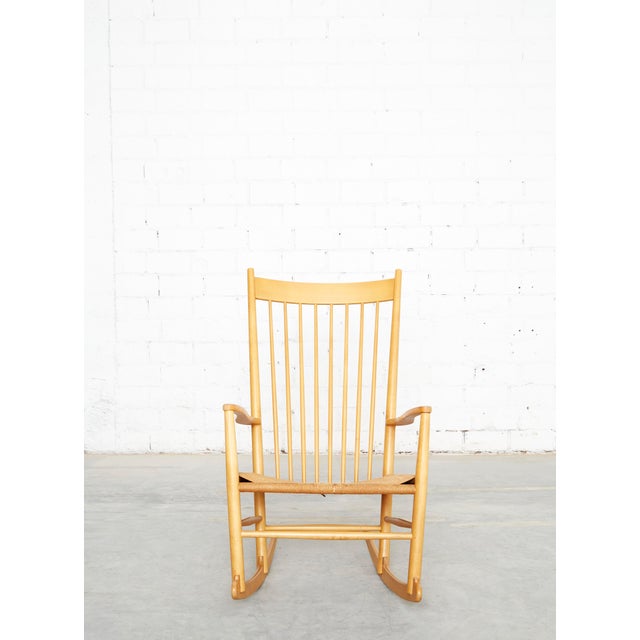 A perfect symbiosis of lightness and solidity. The Danish architect and furniture designer Hans J. Wegner designed this...