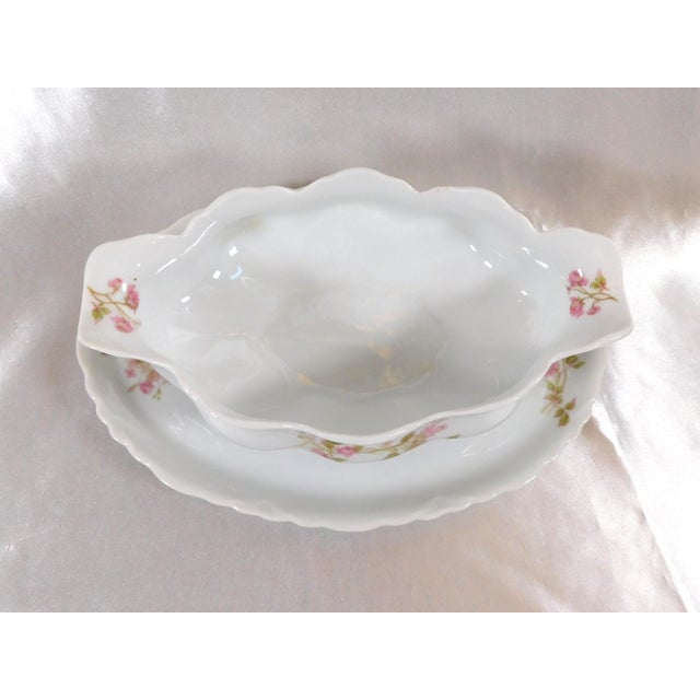 Traditional 1910s Heinrich & Co. Smooth Rim Gravy Boat With Attached Underplate in Hc441 For Sale - Image 3 of 5