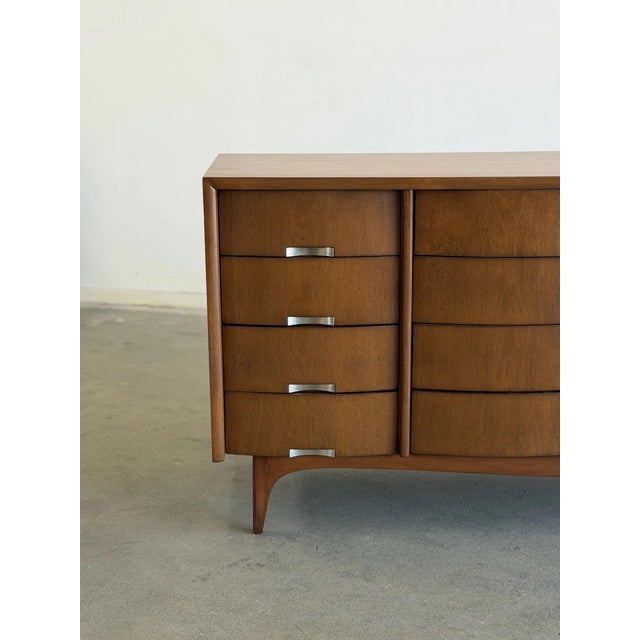 1960s Mid-Century Modern Walnut 12-Drawer Dresser by American of Martinsville For Sale - Image 5 of 12